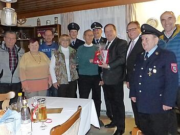 Robert Schmidt feierte seinen 90. im Kreise der Familie und Vereine. Im Bild (von links) Schwiegersohn Günter Rödel, Gudrun Regel, Enkel Stefan Rödel, Tochter Margot, Christopher Fittner, Robert Schmidt, Christian Fittner, Bürgermeister Werner Burger, stellvertretender Landrat Dieter Schaar, Karlheinz Hofmann und Martin Frisch Foto: Klaus-Peter Wulf