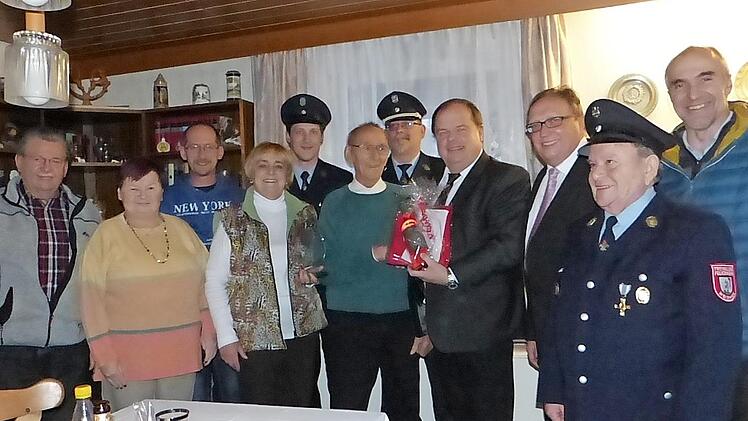Robert Schmidt feierte seinen 90. im Kreise der Familie und Vereine. Im Bild (von links) Schwiegersohn Günter Rödel, Gudrun Regel, Enkel Stefan Rödel, Tochter Margot, Christopher Fittner, Robert Schmidt, Christian Fittner, Bürgermeister Werner Burger, stellvertretender Landrat Dieter Schaar, Karlheinz Hofmann und Martin Frisch Foto: Klaus-Peter Wulf