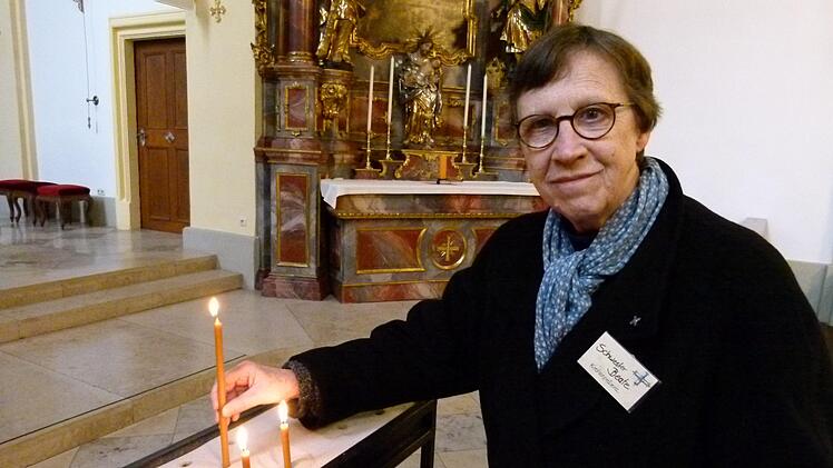 Schwester Beate Neuberth drängt keinem Kirchenbesucher ein Gespräch auf, sondern steht für Fragen jeder Art zur Verfügung.