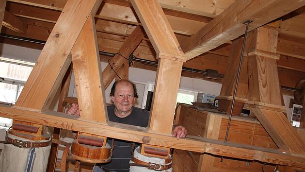 Fritz M&uuml;ller im ersten Stock der Fuchsenm&uuml;hle; hier wurden die historischen Installationen des Mahlwerks musterg&uuml;ltig renoviert.Matthias Einwag