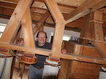 Fritz Müller im ersten Stock der Fuchsenmühle; hier wurden die historischen Installationen des Mahlwerks mustergültig renoviert.Matthias Einwag