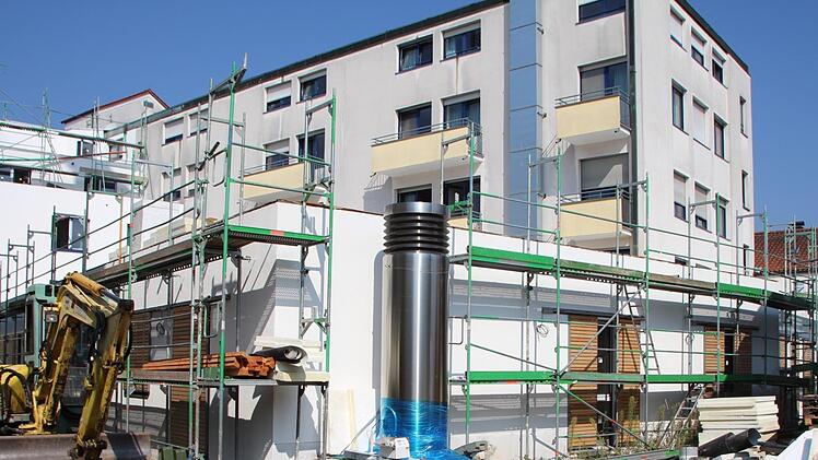 Der Neubau für Intensivstation und Endoskopie (vorne) sowie die Aufstockung für die neuen Stationsstützpunkte (im Hintergrund links) sind fast fertig.