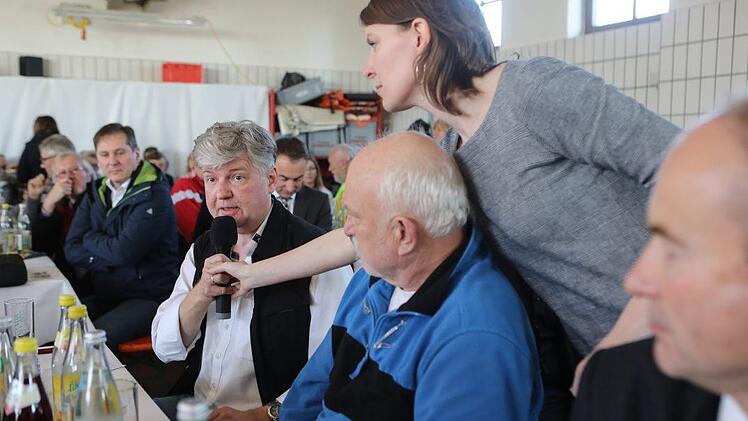 Emmi Zeulner reicht das Mikrofon weiter. Familienvater Pittroff aus Neuensorg trägt sein Schicksal vor.