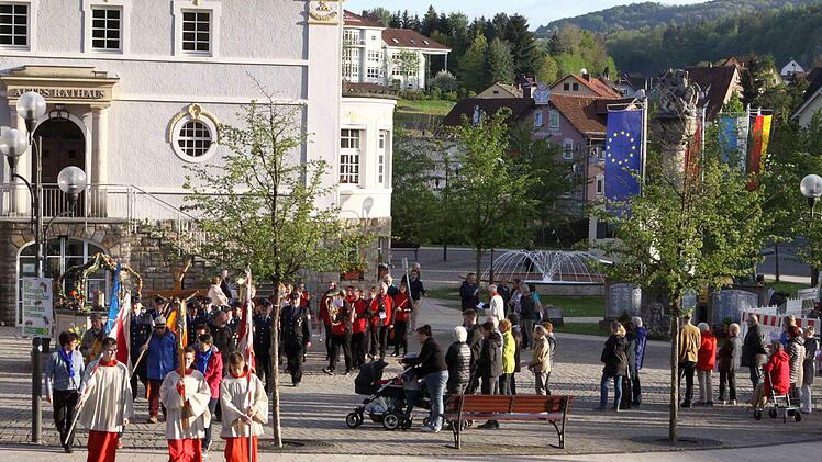 Der Zug formiert sich Richtung Stadtpfarrkirche. Foto: Thomas Dill