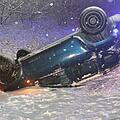 In Coburg ist ein Auto im Stra&szlig;engraben umgekippt, nachdem es von der schneeglatten Stra&szlig;e abgekommen ist. Foto: Stelzner
