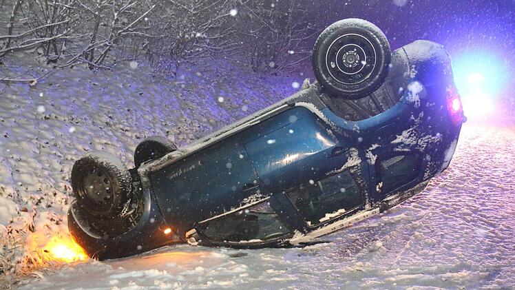 In Coburg ist ein Auto im Straßengraben umgekippt, nachdem es von der schneeglatten Straße abgekommen ist. Foto: Stelzner