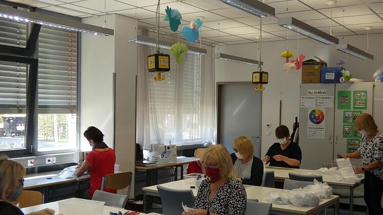 In zwei Räumen der Mittelschule wird unter hygienischen Bedingungen mit ausreichend Abstand produziert.