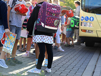 Gem&uuml;nden am Main: Sch&uuml;lerin (11) gegen Bus geschubst und schwer verletzt