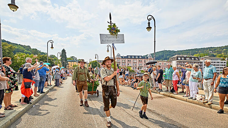 Bad Kissingen: Schildtr&auml;ger und Pferde f&uuml;r historischen Festumzug am "Rakoczy-Fest" gesucht