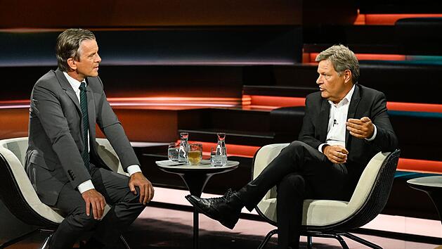 Robert Habeck (rechts) stand Markus Lanz nach seinem Rücktritt Rede und Antwort.