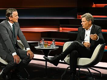 Robert Habeck (rechts) stand Markus Lanz nach seinem Rücktritt Rede und Antwort.