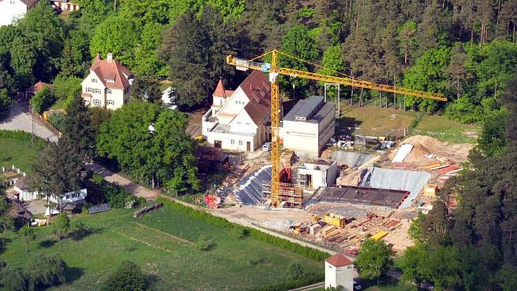 Großbaustelle im Wald: Gleich neben dem alten Wasserwerk aus dem Jahr 1912 entsteht das Neue. Die Stadtwerke investieren rund acht Millionen Euro. Die Folge: Der Wasserpreis in Bamberg steigt.    Foto:  Ronald Rinklef