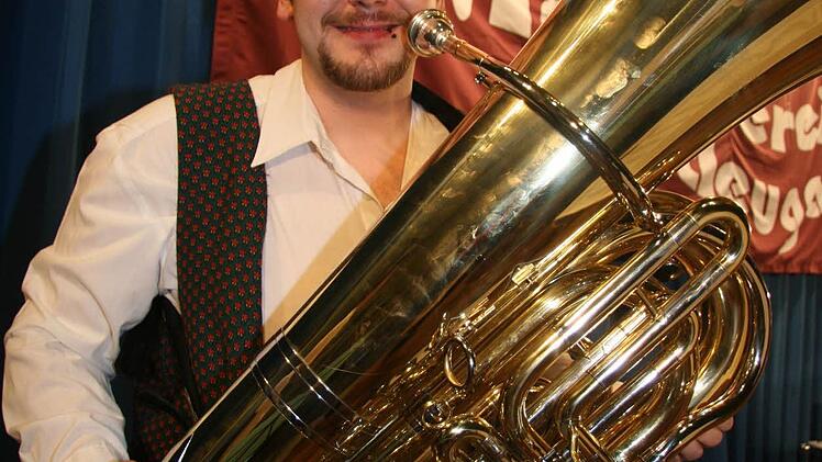 Tubist Dominik Biedermann (22) war sicherlich der glücklichste Musiker von allen. Denn der Musikverein Marktleugast spielte seine "Jungspund-Polka" zum ersten Mal öffentlich - und Dominik Biedermann widmete die Komposition dem Vorsitzenden Georg Purucker.
