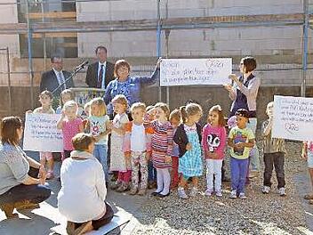 Die Kleinen überraschten mit einem Ständchen. Foto: p