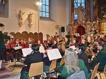 In der Kirche von Großwenkheim gab am Sonntagabend die Jugendkapelle von Großwenkheim ein Weihnachtskonzert, das auch einen Querschnitt durch das musikalische Angebot der Jugendblaskapelle gab. Dirigent war Martin Reinhard.  Foto: Hanns Friedrich