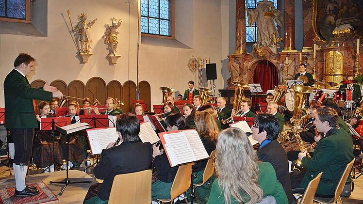 In der Kirche von Großwenkheim gab am Sonntagabend die Jugendkapelle von Großwenkheim ein Weihnachtskonzert, das auch einen Querschnitt durch das musikalische Angebot der Jugendblaskapelle gab. Dirigent war Martin Reinhard.  Foto: Hanns Friedrich