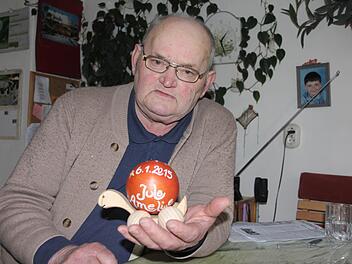 Diese "Geburtsschildkröte" die Richard Ebert in Händen hält, ist eines seiner bislang letzten Werke. Foto: Helmut Will