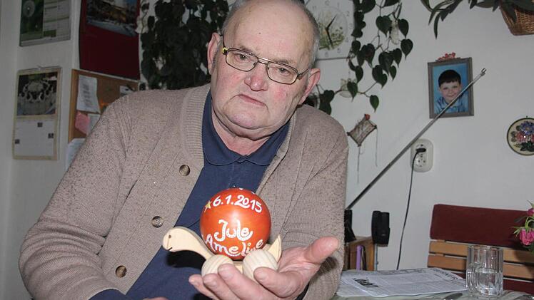 Diese "Geburtsschildkröte" die Richard Ebert in Händen hält, ist eines seiner bislang letzten Werke. Foto: Helmut Will