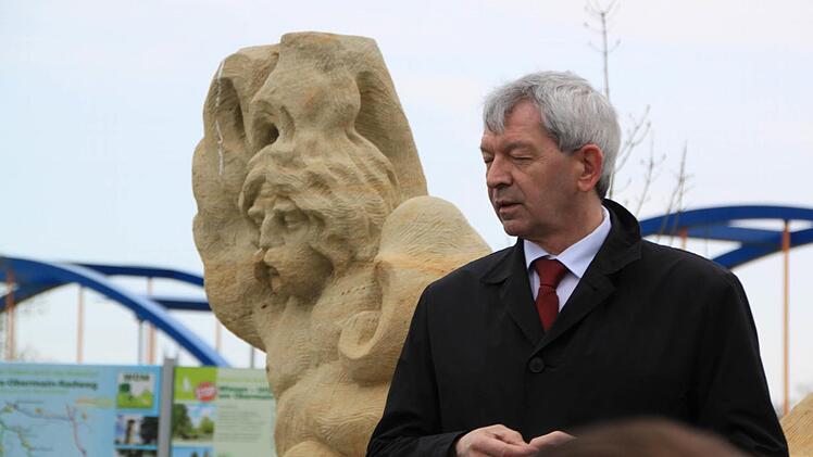 Drei Ebenen: Landrat Hans Kalb (im Vordergrund), Skulptur des Mains (dahinter) und die neue ICE-Mainbrücke (ganz hinten) Foto: Matthias Einwag