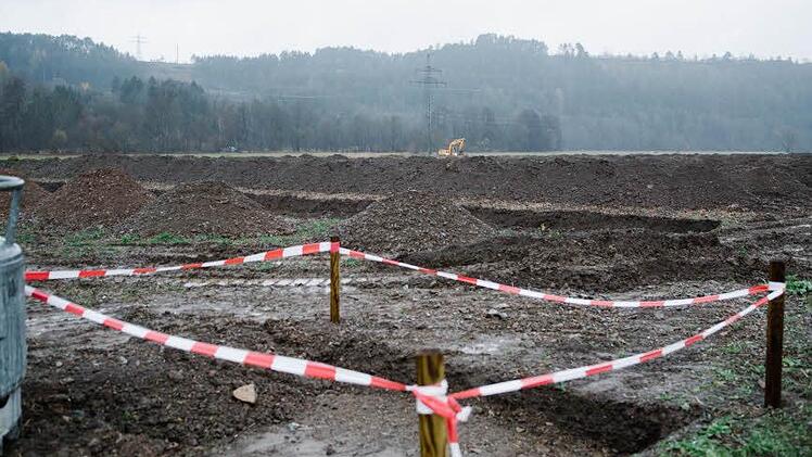 In einem mehrere Hektar großen Bereich unmittelbar östlich hinter dem Rewe-Markt in Marktrodach wird derzeit nach Bodendenkmälern gegraben.  Foto: Hendrik Steffens