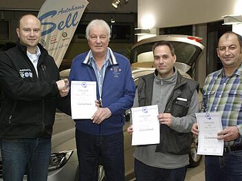 Zu einem langjährigen Arbeitsverhältnis gehört auch das gute Einvernehmen mit der Firma: die Arbeitsjubilare, Herbert Marschhäuser, Torsten Vatterodt und Horst Korek (ab 2. von links). Ihnen übergab Firmenchef Markus Sell (l.) die Ehrenurkunde der Kfz-Innung.  Foto: Winfried Ehling