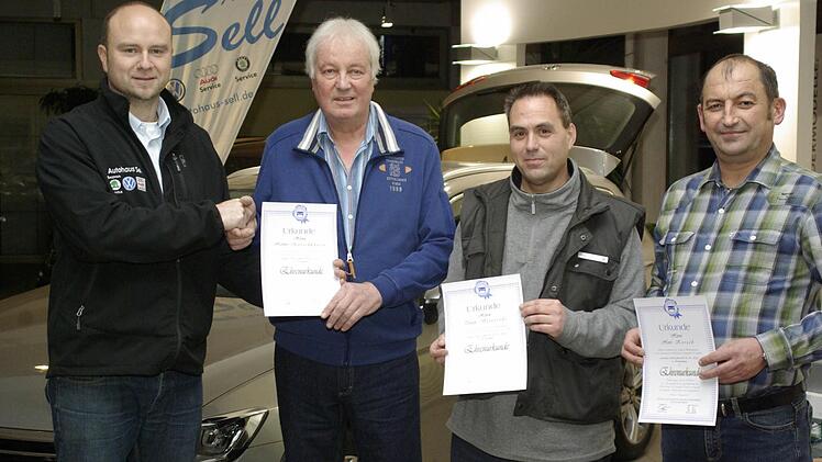 Zu einem langjährigen Arbeitsverhältnis gehört auch das gute Einvernehmen mit der Firma: die Arbeitsjubilare, Herbert Marschhäuser, Torsten Vatterodt und Horst Korek (ab 2. von links). Ihnen übergab Firmenchef Markus Sell (l.) die Ehrenurkunde der Kfz-Innung.  Foto: Winfried Ehling