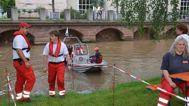 Bootfahren mit der Wasserwacht  Foto: Peter Rauch