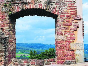 Die Windr&auml;der auf der Breiten First sind auch von der Burg Schwarzenfels aus zu sehen. Wenn es nach der Gemeinde geht, sollen das die einzigen Anlagen bleiben.  Foto: Julia Kre&szlig;