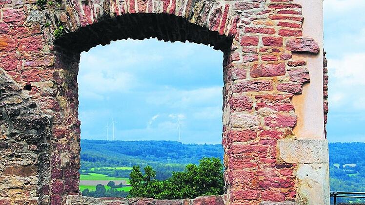 Die Windr&auml;der auf der Breiten First sind auch von der Burg Schwarzenfels aus zu sehen. Wenn es nach der Gemeinde geht, sollen das die einzigen Anlagen bleiben.  Foto: Julia Kre&szlig;