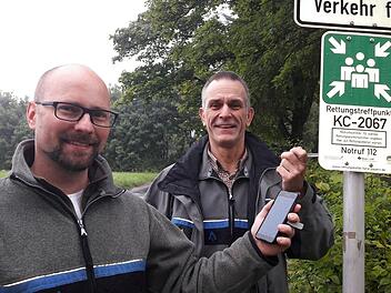 Revierleiter Armin Hanke (links), und Bereichsleiter Dirk Lüder (beide Forstverwaltung Amt für Ernährung, Landwirtschaft und Forsten Kulmbach) erklären die Funktionsweise der "Hilfe im Wald" an einem ausgewiesenen Standort.  Foto: Karl-Heinz Hofmann