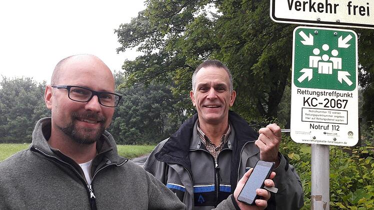 Revierleiter Armin Hanke (links), und Bereichsleiter Dirk Lüder (beide Forstverwaltung Amt für Ernährung, Landwirtschaft und Forsten Kulmbach) erklären die Funktionsweise der "Hilfe im Wald" an einem ausgewiesenen Standort.  Foto: Karl-Heinz Hofmann