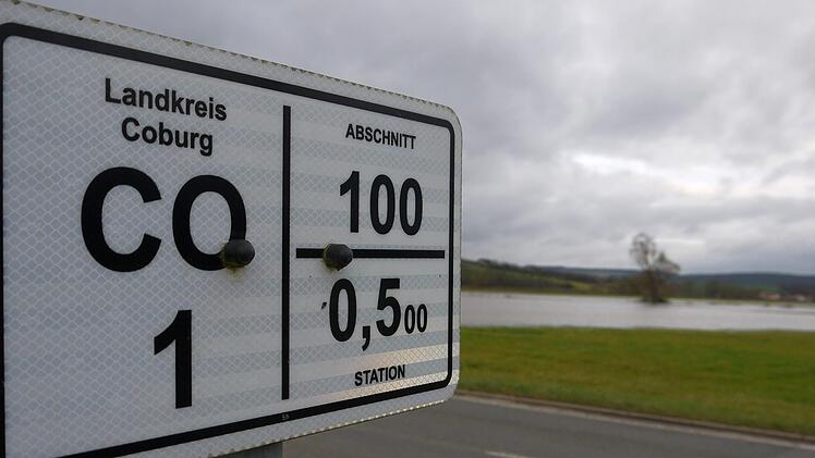 Die Kreisstraße am See: Die CO1 war am Wochenende wegen Überflutung gesperrt.Berthold Köhler