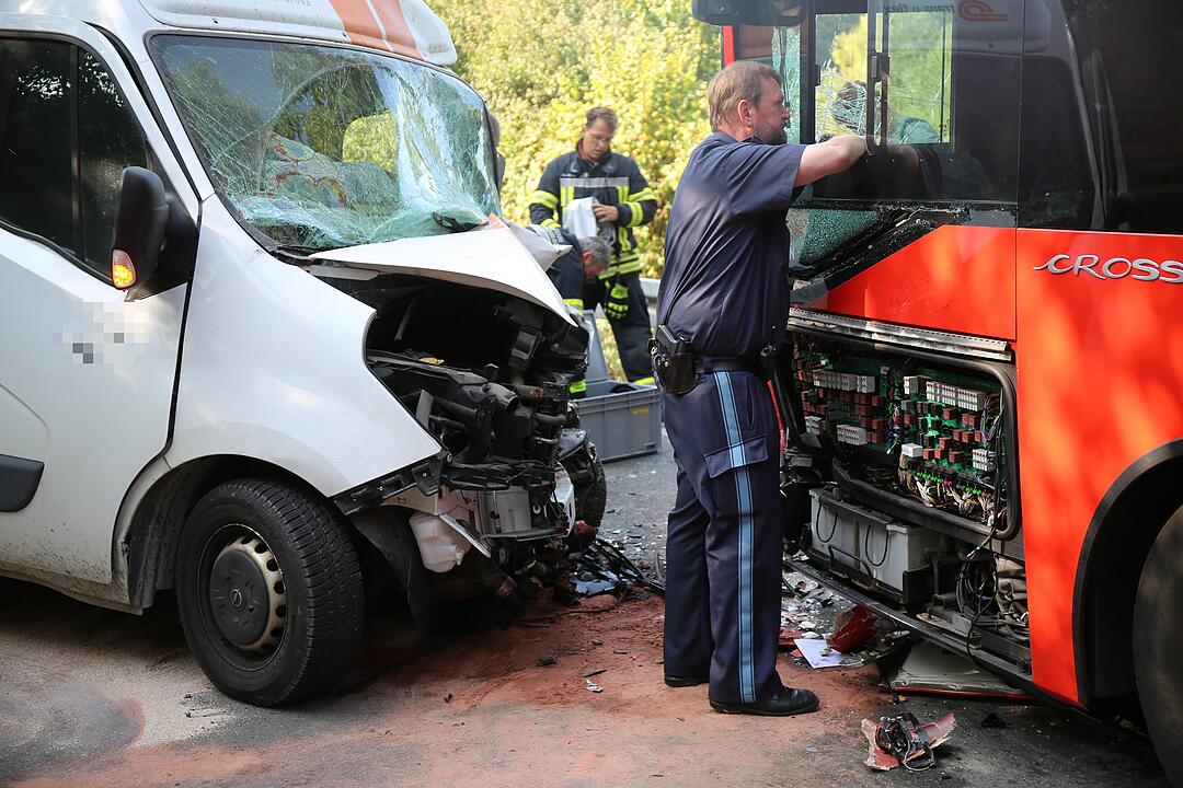 Lieferwagen kollidiert frontal mit Linienbus