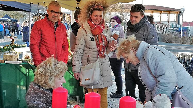 Viel Weihnachtliches zu bestaunen und zu kaufen gab es auch heuer wieder beim Nüdlinger Weihnachtsmarkt der Lebenshilfe