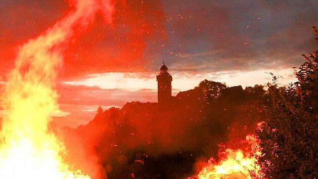 Johannisfeuer vor der traumhaften Kulisse der Burg Zwernitz in Sanspareil Foto: privat