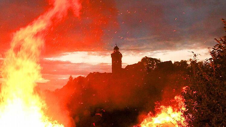 Johannisfeuer vor der traumhaften Kulisse der Burg Zwernitz in Sanspareil Foto: privat