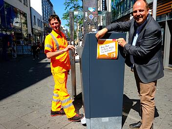 Bürgermeister Vogel und Alexander Eiswirt mit einem smarten Mülleimer in der Breiten Gasse. Foto: Nikolas Pelke