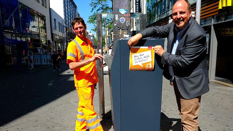 Bürgermeister Vogel und Alexander Eiswirt mit einem smarten Mülleimer in der Breiten Gasse. Foto: Nikolas Pelke