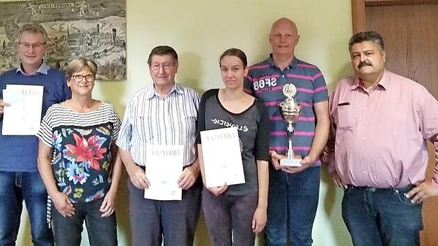 Erste offene Stadtmeisterschaft des SC Dicker Turm im Schach (von rechts): Sportreferent Georg Heymann, Sieger Thomas Miholic, Franka Schneider, Werner Bauer, Vorsitzende Barbara Merkle und Zweitplatzierter Klaus Trepke. Foto: Uwe Schneider