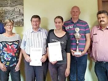 Erste offene Stadtmeisterschaft des SC Dicker Turm im Schach (von rechts): Sportreferent Georg Heymann, Sieger Thomas Miholic, Franka Schneider, Werner Bauer, Vorsitzende Barbara Merkle und Zweitplatzierter Klaus Trepke. Foto: Uwe Schneider