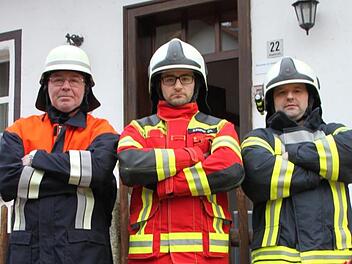 Der Frust ist bei den Feuerwehrlern groß: Kommandant Christian Kötzner (Mitte), sein Stellvertreter Werner Reißer (links) und Atemschutzgeräteträger Björn Geißler kritisieren die Entscheidung. Foto: Ulrike Müller