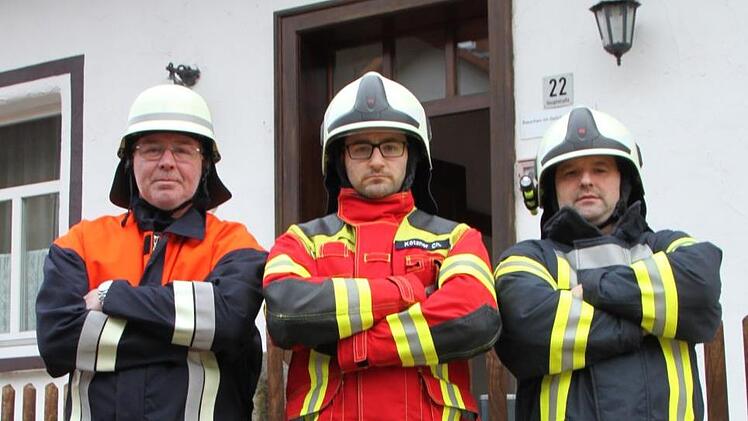 Der Frust ist bei den Feuerwehrlern groß: Kommandant Christian Kötzner (Mitte), sein Stellvertreter Werner Reißer (links) und Atemschutzgeräteträger Björn Geißler kritisieren die Entscheidung. Foto: Ulrike Müller
