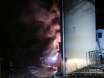 AM Freitagabend brannte in Unterfranken ein Silo. Drei Menschen wurden dabei verletzt. Foto: NEWS5 / Höfig