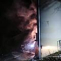 AM Freitagabend brannte in Unterfranken ein Silo. Drei Menschen wurden dabei verletzt. Foto: NEWS5 / Höfig