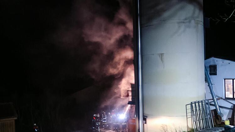 AM Freitagabend brannte in Unterfranken ein Silo. Drei Menschen wurden dabei verletzt. Foto: NEWS5 / Höfig