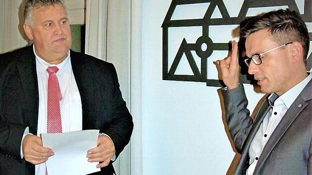 B&uuml;rgermeister Gerhard Schneider (links) nahm am Dienstagabend die Vereidigung von Uwe T&auml;uber vor, der f&uuml;r Nicolin Engelhardt im Gemeinderat Himmelkron nachr&uuml;ckte. Foto: Werner Rei&szlig;aus