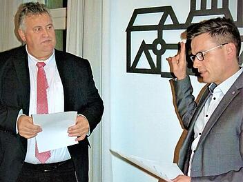 Bürgermeister Gerhard Schneider (links) nahm am Dienstagabend die Vereidigung von Uwe Täuber vor, der für Nicolin Engelhardt im Gemeinderat Himmelkron nachrückte. Foto: Werner Reißaus