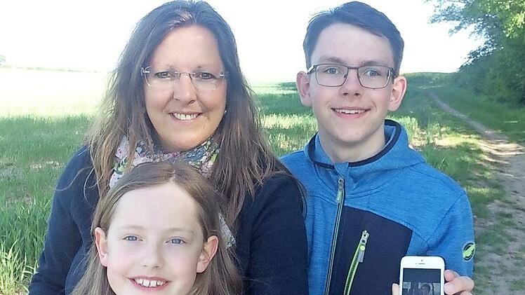 Andrea Fröba, ihr Sohn Noah und ihre Tochter Sophie haben den Vogelphilipp per Handy immer dabei, wenn sie raus ins Grüne gehen. Fröba