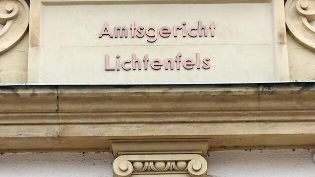 Ein falscher Kardinal aus Kuba wollte vor dem Lichtenfelser Amtsgericht gegen eine Geldstrafe wegen Abzeichen- und Titelmissbrauchs vorgehen.  Foto: Tobias Kindermann