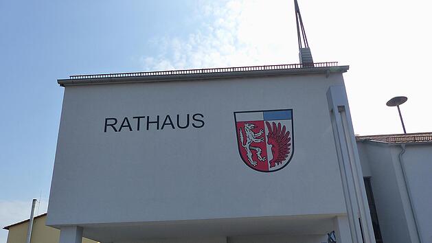 Im Rathaus in Oerlenbach kann man gelassen bleiben: Die pro Kopf-Verschuldung  bleibt auf einem geringen Niveau und liegt bei 123 Euro, im bayernweiten Vergleich ein besonders guter Wert.